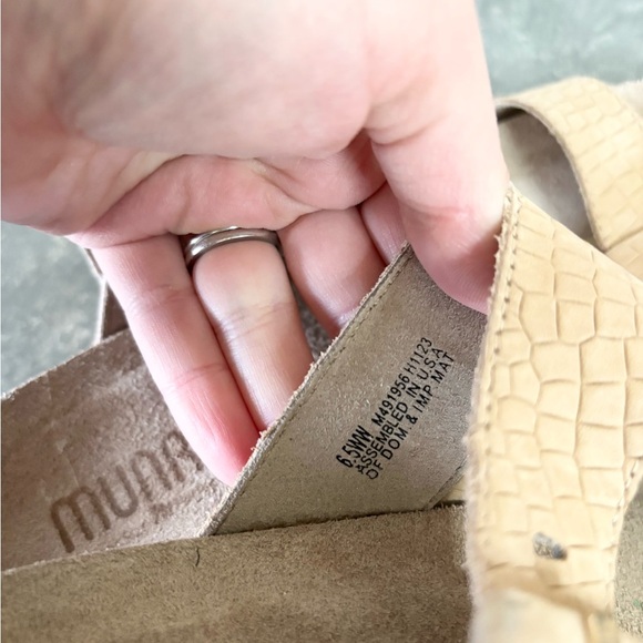 Munro Ronda T-Strap Wedge Sandal Tan Croc size 6.5WW (wide fit) - Picture 10 of 10